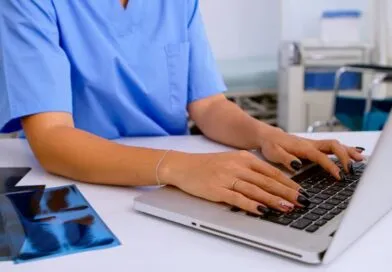 cursos-gratuitos-de-especializacao-tecnica-ead-em-enfermagem-abrem-5-mil-vagas